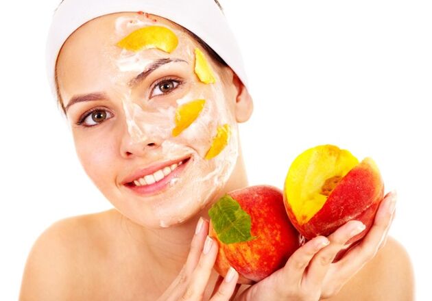 Meyve maskesi, yüz derisini beyazlatmak, beslemek ve gençleştirmek için harika bir yoldur. 