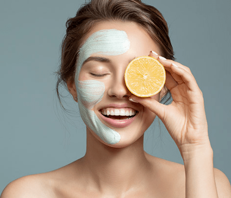 Besinleri yenilemek ve yüz cildini gençleştirmek için besleyici maske