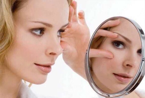 bir kadının göz çevresindeki cildin gençleşmesi